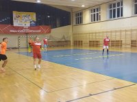 Mecz towarzyski pomiędzy dużyną piłkarską Victoria a drużyną piłkarską księży